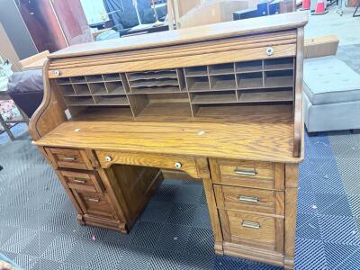 Oak Roll-Top Desk, 7 Drawers, 16 Cubbies, Roll-Top Lock, Classic Design. 54"x28"x49"