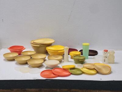 Assorted Vintage Plastic Tupperware