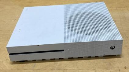 Microsoft Xbox One S Video Game Console 4K UHD Blu-ray, HDMI, Ethernet, White, S/N: 054604582516 - No Cords / Did Not Power On