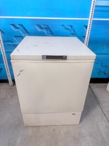 Medium Chest Freezer, 5.0 cu ft, Manual Defrost, Off-White, Standard Plug