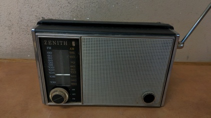 Vintage Zenith Portable AM/FM Radio