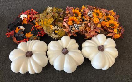 Artificial Fall Decor Set &ndash; 4 Wreaths (22") & 3 Pumpkins (8")