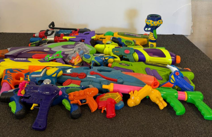 Mixed Colorful Toy Water Guns, Bubble Blasters & Mask, Various Brands & Sizes, 18 Pieces