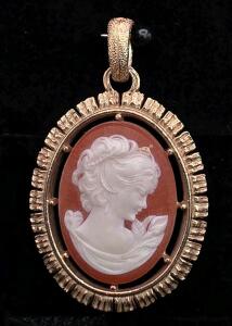 (1) Vintage Gold Toned Avon Reversible Cameo Pendant