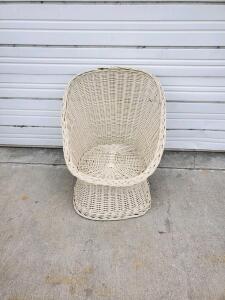 White Wicker Papasan Chair &ndash; 40" x 36" x 35.25", 200 lb Capacity