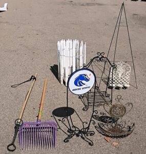 Metal Garden Rack, Boise State Stake, Ornamental Fence, Rakes & D&eacute;cor Mixed Lot
