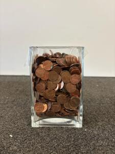 Bulk Lot of ~500 U.S. Lincoln Pennies in Glass Vase, 1959&ndash;2008, Copper & Zinc Mix