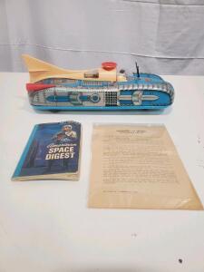 Lemez&aacute;rugy&aacute;r Interkozmosz Tin Litho Space Car, 1960s Hungarian Vintage Toy, 13.4" Length
