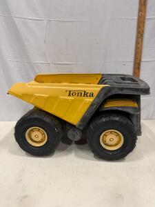 Tonka Steel Classics Mighty Dump Truck &ndash; 17" Toy with Articulated Steel Dump Bed Sp-7