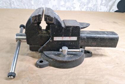 (1) Swivel Base Bench Vise, 4&rdquo; Jaws
