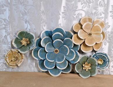 (1) Metal Decorative Floral Wall Hanging