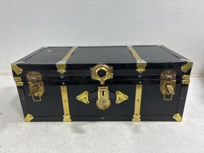Unbranded Vintage trunk (29In Lx 14inW x11inH)