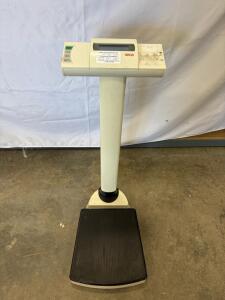 Seca 703 Digital Column Scale, 550 lb/250 kg Capacity, BMI, Serial 5703111057337. 15.4&rdquo;x16.1&rdquo;x37.8&rdquo; Powers on (FR-2)
