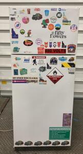 GE TBX18SYBNRWW 17.6 Cu. Ft. Top Freezer Refrigerator, White, No-Frost, Recessed Handles ( Powers On )