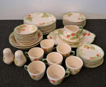 Large Strawberry Botanical Earthenware Dinnerware Set &ndash; 26+ Pieces, Servingware Included