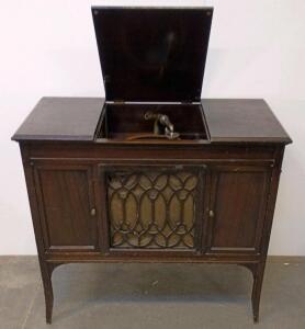 Edison BC-34 Disc Phonograph, Mahogany Cabinet, Includes Extra Reproducer and Edison Diamond Discs (50+) And A Disc Cleaner And Extra Needles