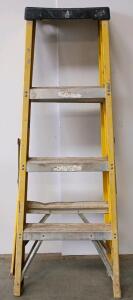 Werner 6106 4 Ft Fiberglass Step Ladder, Type 1A, 300 lb Capacity