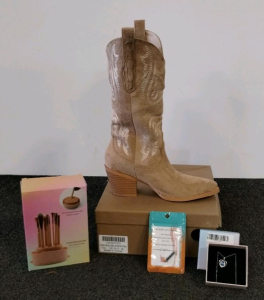 Women&rsquo;s Cowgirl Boots Size 6, 2 Necklaces (Sterling Silver Heart, Bar), 10Pc Makeup Brush Set