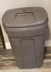 OFFSITE. Rubbermaid Roughneck 32 Gal Wheeled Trash Can, Brown, Hinged Lid, Integrated Handle, Model FG284300