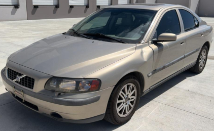 2004 VOLVO S60 - SUNROOF!