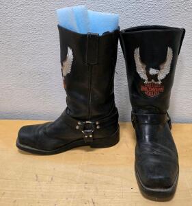 (1) Pair of Vintage Harley Davidson Mens Embroidered Eagle Darren Harness Boots