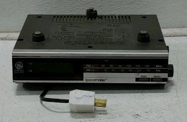 General Electric 7-4221A Spacemaker Under Cabinet AM/FM Digital Clock Radio Black Silver