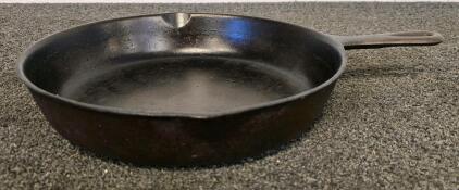 10.5" Lodge #8 Cast Iron Skillet with '8 Y' Marking, Dual Pour Spouts, Teardrop Handle