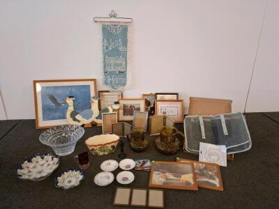 Vintage Home D&eacute;cor: Framed Art, Glassware, Ceramics, And More