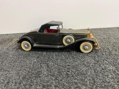 1931 Rolls Royce Die-Cast Model Car Black/Gold, 1:24 Scale, Dual Side Spares, Red Interior