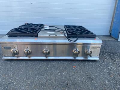 GE Monogram 36" Rangetop, 4-Burner w/ Central Griddle, Stainless, Natural Gas, Front Controls