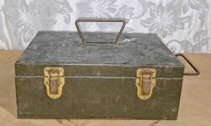 (1) Vintage Heavy Duty Metal Small Patrs / Tool Storage Box W/ Interior Tray