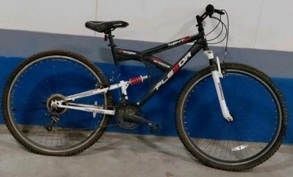 (Black & White) 29" Flexor Kent 29 Bike