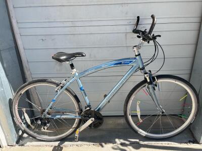 Schwinn Broadway Hybrid Bike, Aluminum Frame, 700c Wheels, 21-Speed, Front Suspension