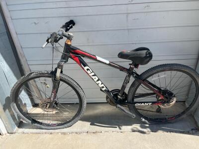 Giant Revel 2 Mountain Bike S Frame, 27.5" Wheels, SR Suntour XCT, Mechanical Disc Brakes