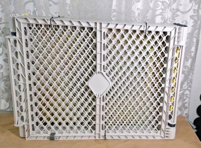 (1) Plastic 8-Panel Pet / Baby Fence