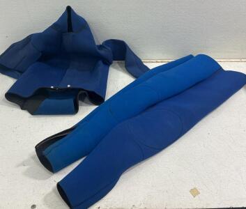 Wet Suit. UNBRANDED, NO SIZE FOUND. PLEASE INSPECT IN PERSON.