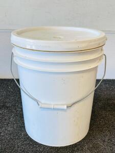 5-Gallon Bucket of Hard Red Wheat, 2009 Harvest (Approx Date), Approx. 37-40 lbs, Sealed Snap Lid Container (Location L)