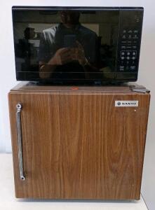Mainstays 0.7 Cu. Ft. 700W Microwave Oven & Vintage Sanyo 2.5 Cu. Ft. Woodgrain Mini Fridge