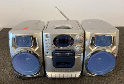 Durabrand CD-1493 Compact Disc Portable Stereo System with Detachable Speakers ( Powers On )