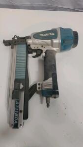 Makita AT1150A Pneumatic 16 Gauge 2" Narrow Crown Stapler, 140 Staple Capacity, Blue/Silver
