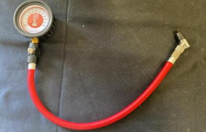 Griot's Garage Analog Tire Pressure Gauge, 0&ndash;60 psi, 0.5 psi increments, 2.5-inch face, 12-inch hose ( V )