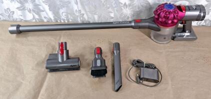 (1) Dyson V7 Animal Cordless Stick Vacuum Cleaner W/ (3) Attachents & Charger