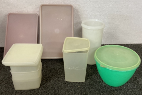 Assorted Tupperware