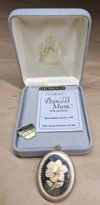 (1) Vintage Marathon Company 14K Gold Filled Oval Locket W/ Floral Engraving