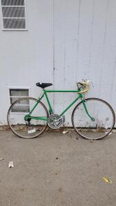 Vintage Green Steel Road Bike, 27" Wheels, Drop Bars, 10-12 Speed, Caliper Brakes, Classic 1970s-80s