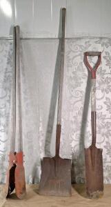 (1) Wood Handled Post Hole Digger, (1) Wood Handled Flat Nosed Shovel & (1) Wood Handled Spade