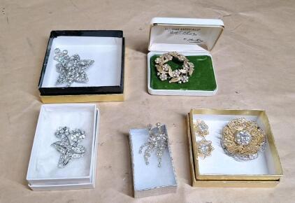 (4) Vintage Broches & (2) Pair Of Earrings