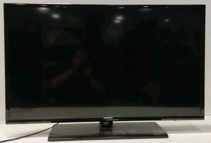 35" x 21" Samsung TV (Turns On)