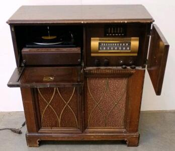 Vintage Victrola Console Stereo Cabinet &ndash; AM/FM Radio, 3-Speed Turntable, Tube Amplifier, 1950s&ndash;60s