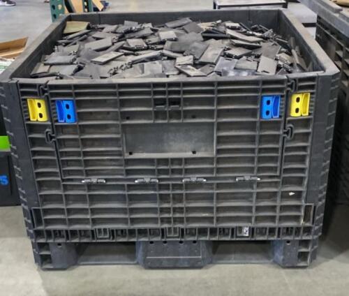 Bulk Lot of 300&ndash;500 Prismatic Lithium-Ion Battery Cells, 150&ndash;200 Ah, 3.2&ndash;3.7 V with Container
